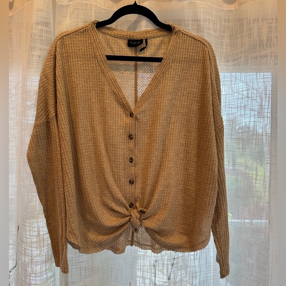 Urban outfitters tie knot waffle knit blouse V neck with tortoise buttons. - Picture 4 of 12